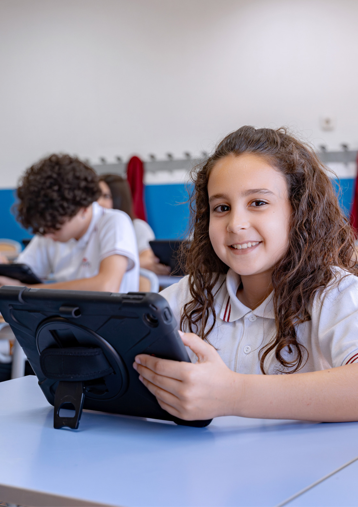 school_students_in_class_with_ipads